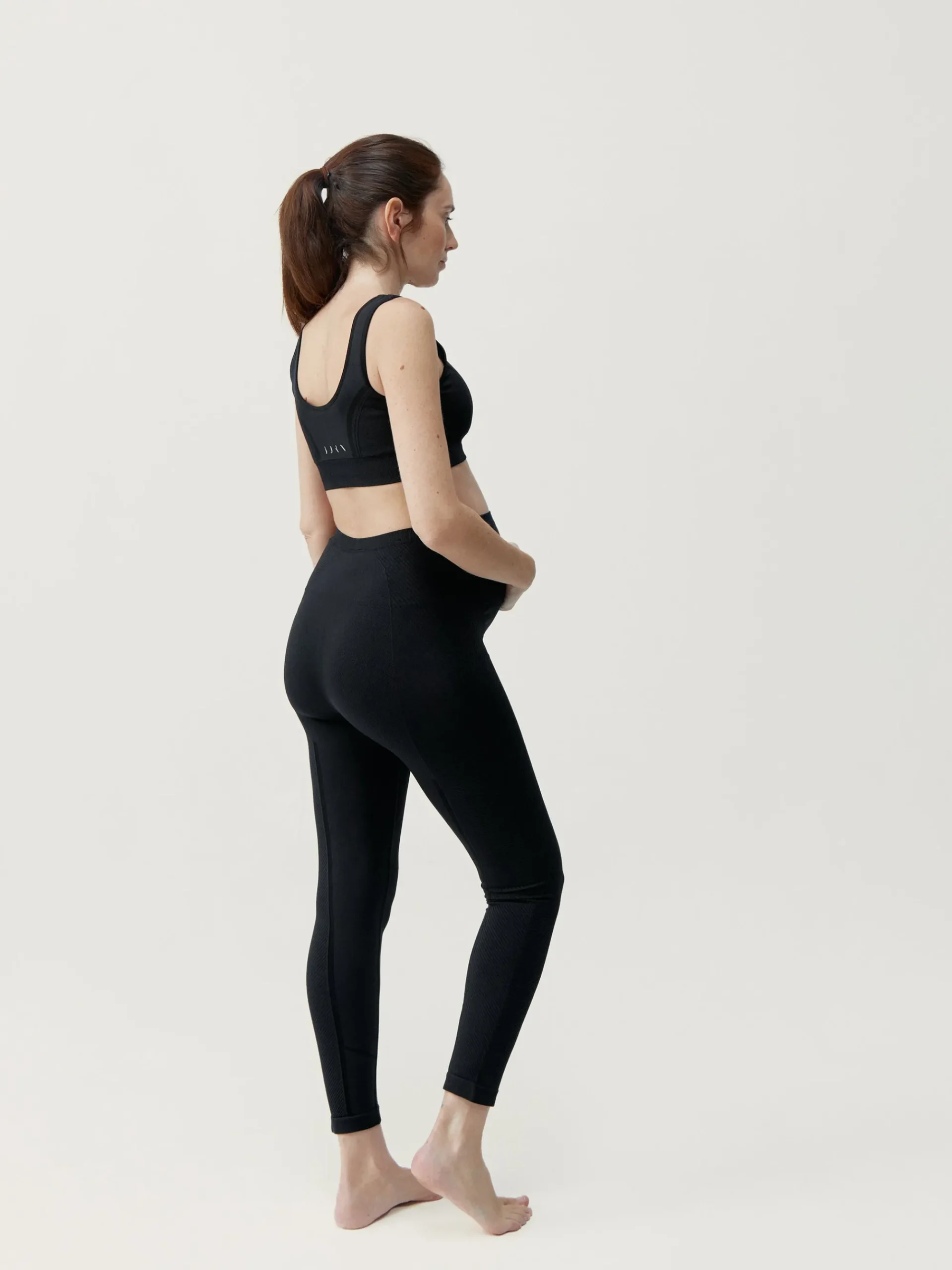 Born Living Yoga Top Mommy Line Black>Mujer Sujetadores Deportivos