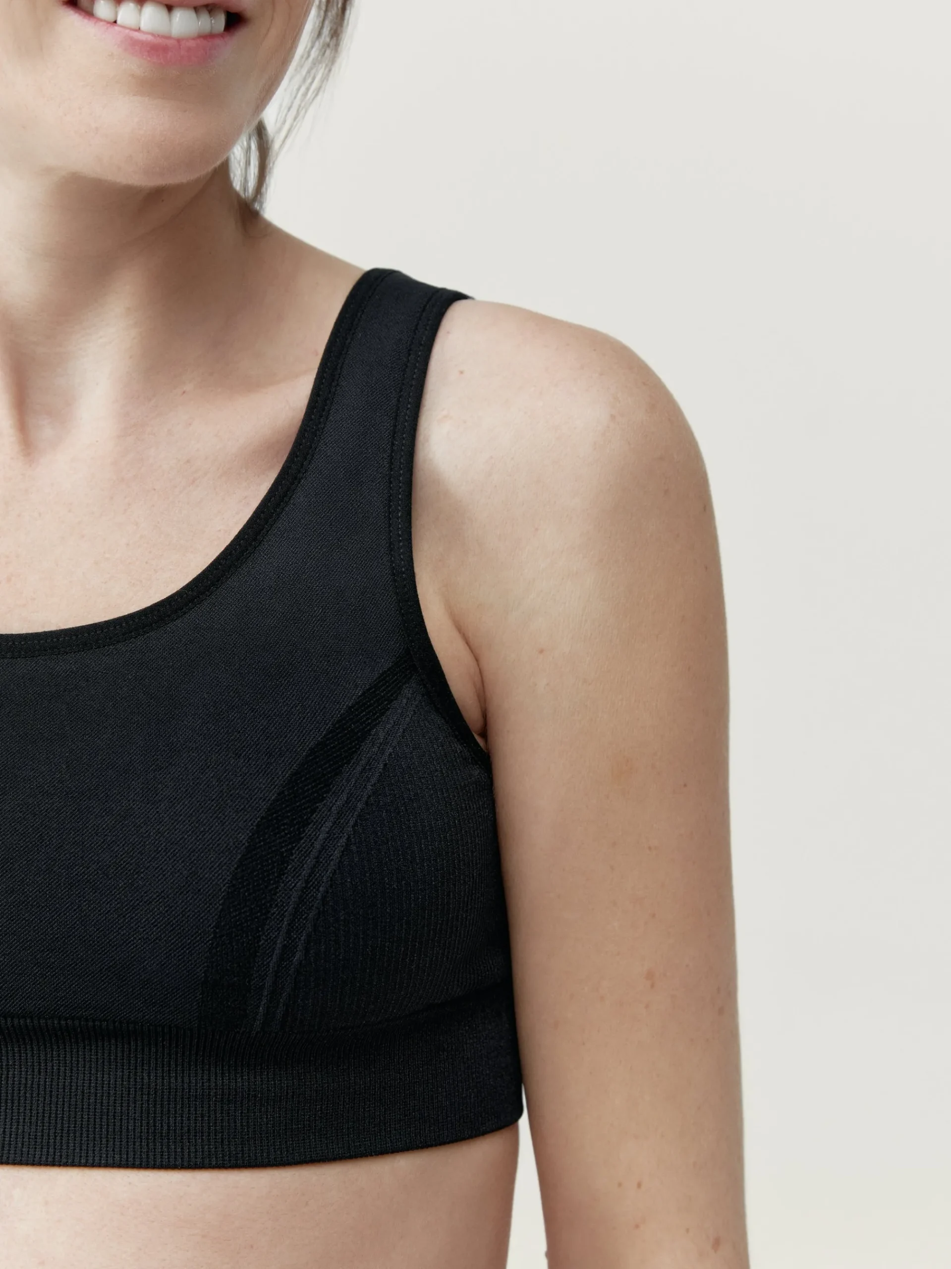 Born Living Yoga Top Mommy Line Black>Mujer Sujetadores Deportivos