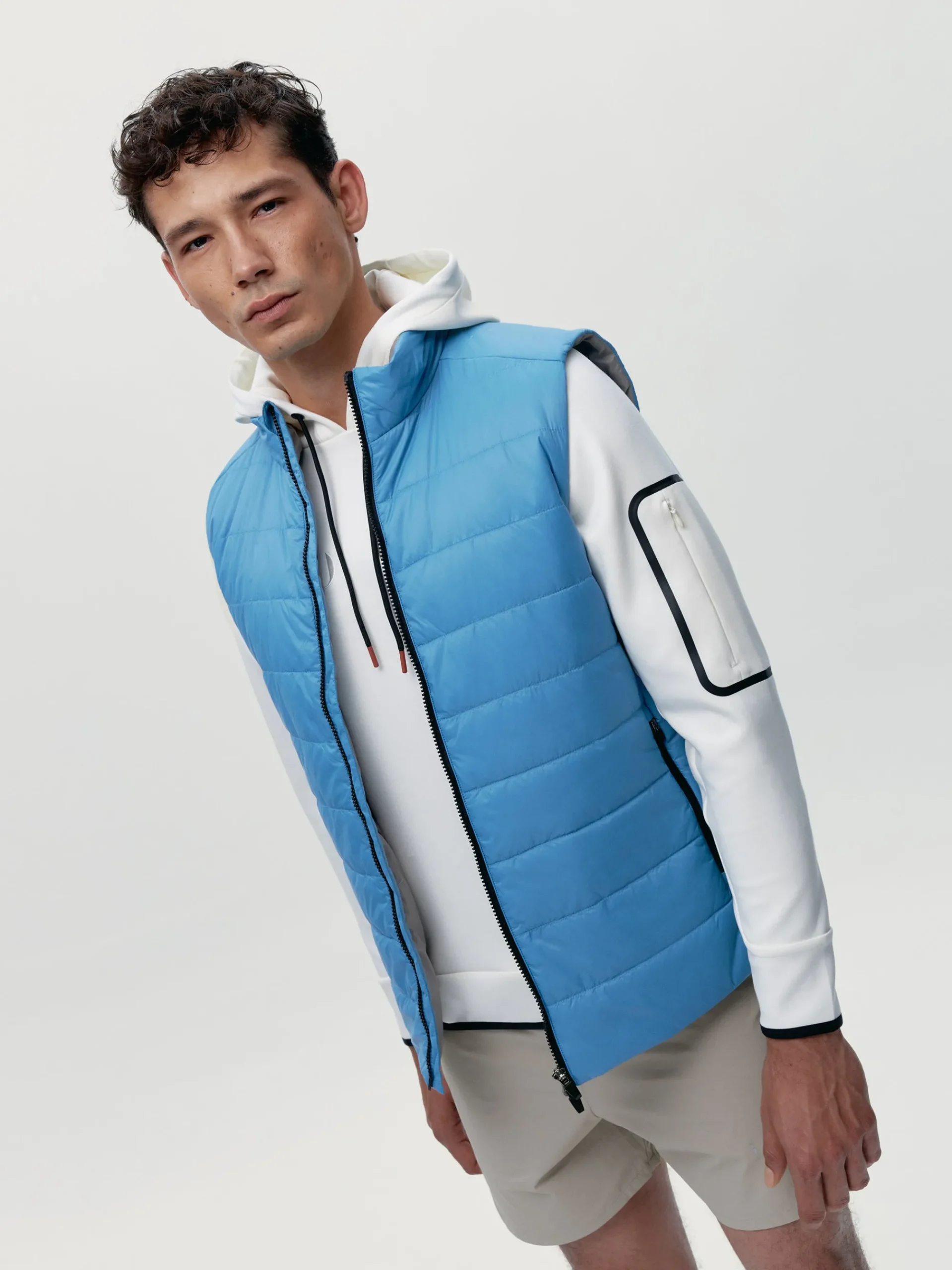 Born Living Yoga Vest Maine Celandon Blue/Fungi>Hombre Abrigos · Chaquetas|Chalecos