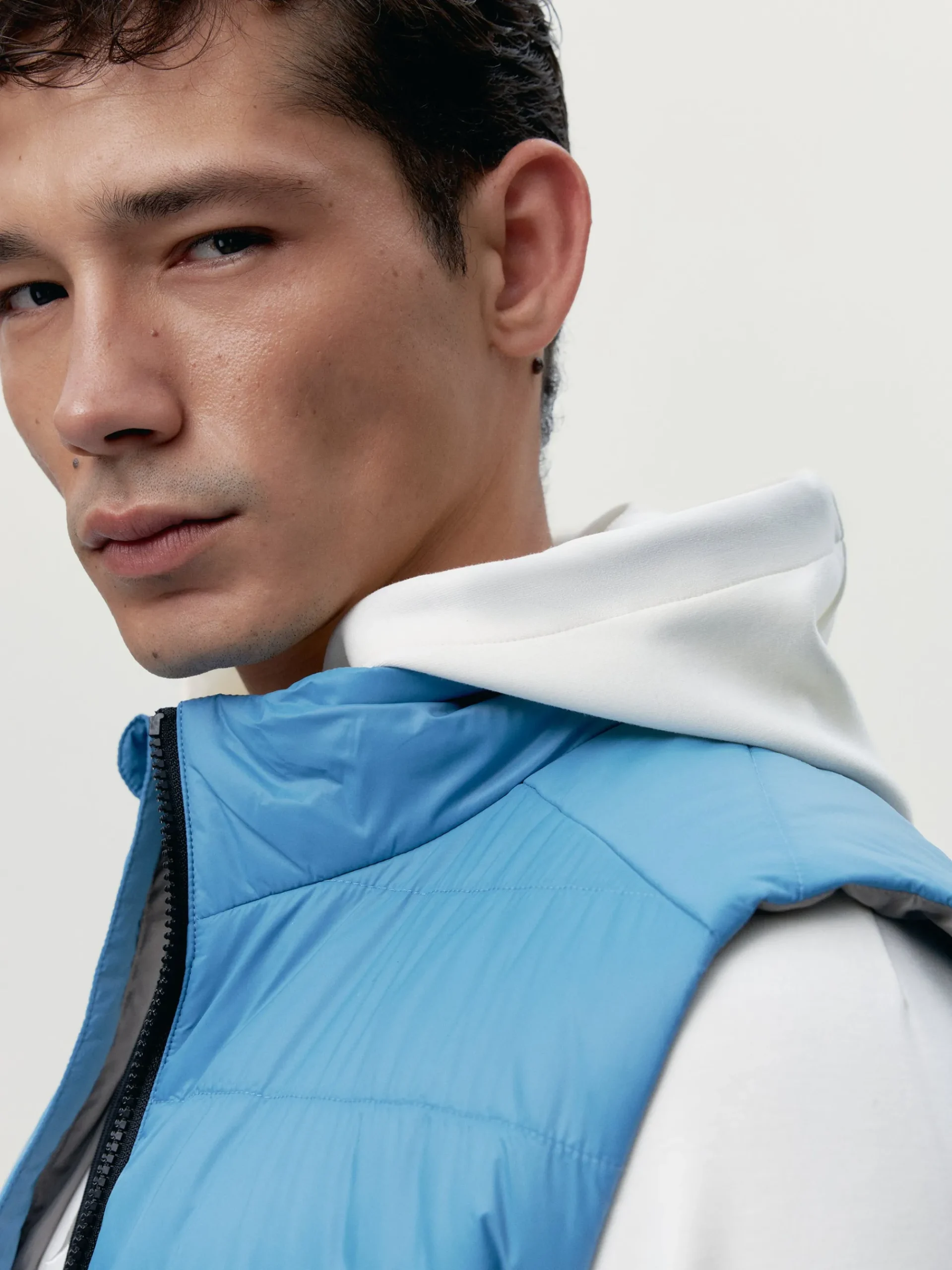 Born Living Yoga Vest Maine Celandon Blue/Fungi>Hombre Abrigos · Chaquetas|Chalecos